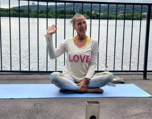 Eva beim Yoga-Event am See in Wetter als Charity-Veranstaltung